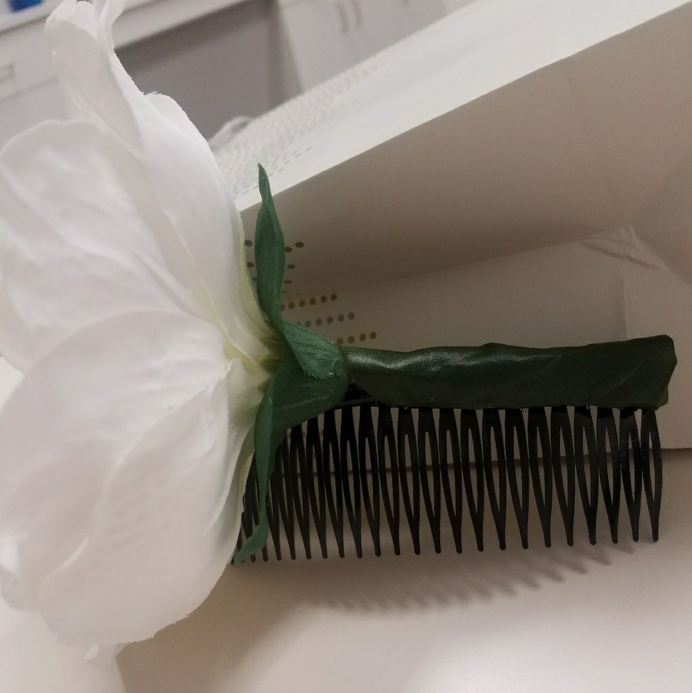 Handmade Magnolia Flower Hair comb! - Picture 5 of 8